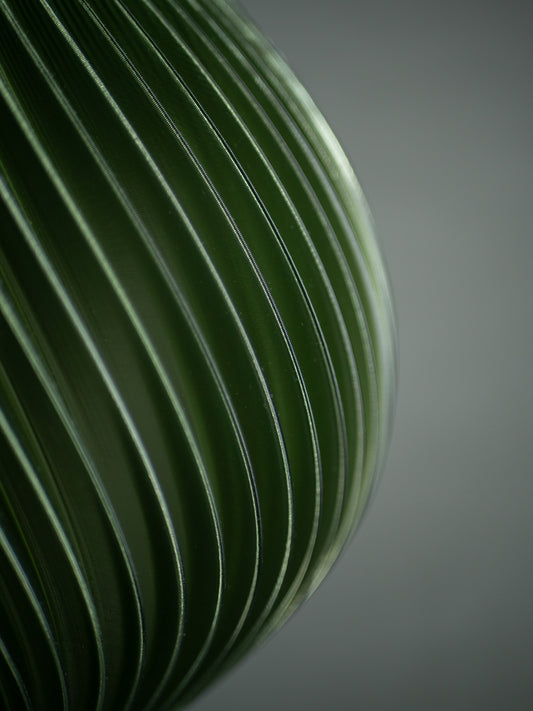 Djup grön nyans. Knottes bordslampa Tulpan i skogsgrönt.