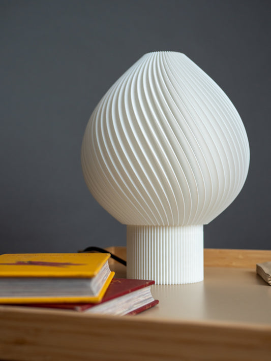 Närbild lampa tulpan snö