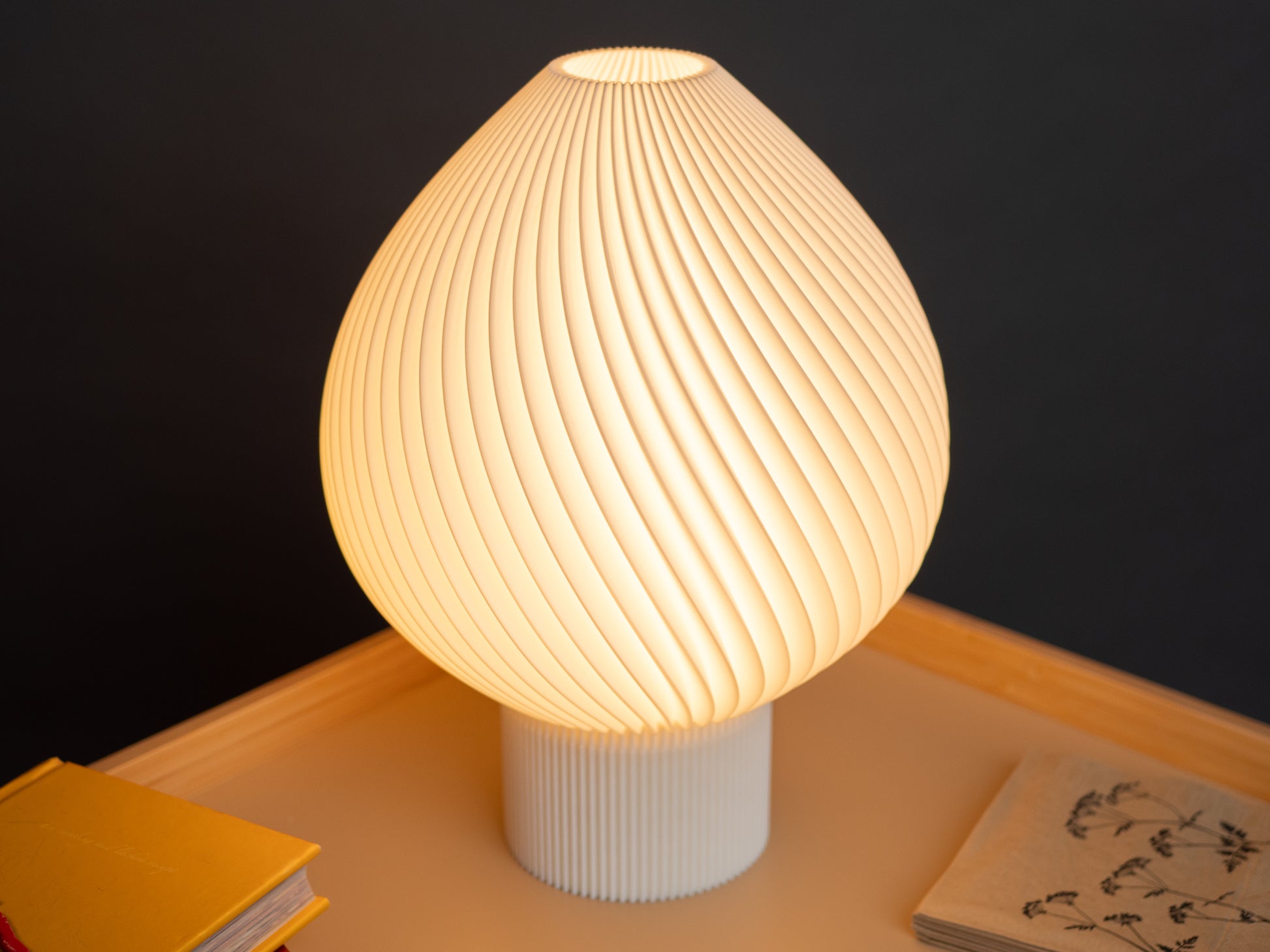 Knottes bordslampa Tulpan, mjukt mysigt sken